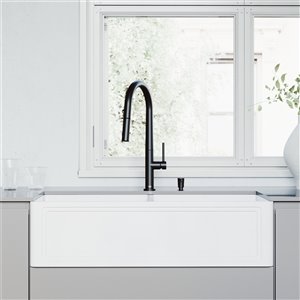 Évier de cuisine double blanc mat Matte Stone de VIGO, robinet noir mat, 41 po x 25 po