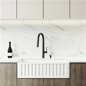 Évier de cuisine simple blanc Matte Stone de VIGO, robinet noir mat, 39 po x 25 po