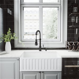 Évier de cuisine simple Matte Stone de VIGO, robinet noir mat, 36 po, blanc