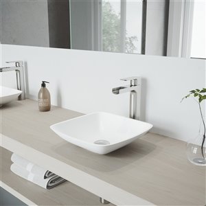 Lavabo de salle de bains Hyacinth de VIGO, robinet nickel brossé, 13,75 po