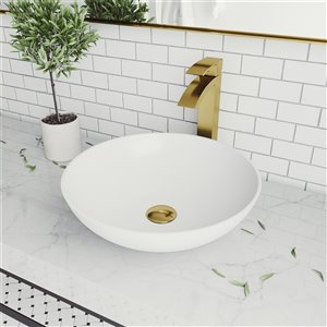 Lavabo de salle de bains blanc mat Lotus de VIGO, robinet or mat, 16 po