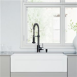 Évier de cuisine simple Matte Stone de VIGO, robinet noir mat, 39 po x 25 po, blanc