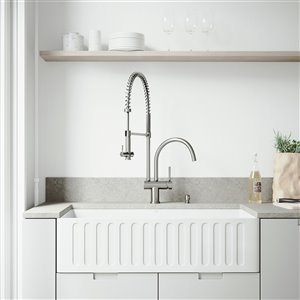 Évier de cuisine simple blanc mat de VIGO, robinet en acier inoxydable, 41 po x 24 po