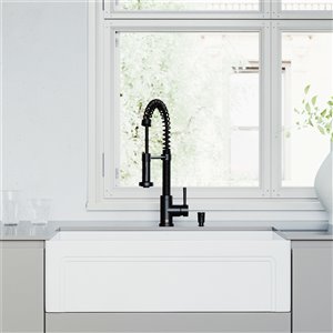 Évier de cuisine simple blanc Matte Stone de VIGO, robinet noir, 36 po x 25 po