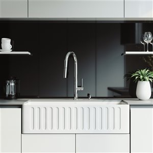 Évier de cuisine simple blanc mat Matte Stone de VIGO, robinet chromé, 41 po x 24 po
