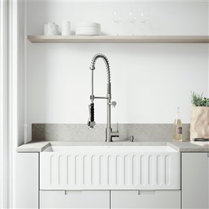 Évier de cuisine simple blanc de VIGO, robinet en acier inoxydable, 41 po x 24 po