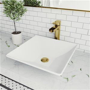 Lavabo de salle de bains blanc mat Hibiscus de VIGO, robinet or mat, 16 po
