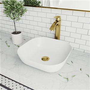 Lavabo de salle de bains blanc mat Camellia de VIGO, robinet or mat, 14,38 po