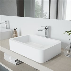 Lavabo pour salle de bains blanc mat Petunia de VIGO, robinet chromé, 22,75 po