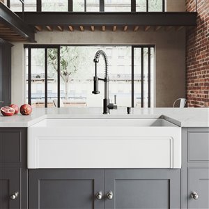 Évier de cuisine simple blanc mat de VIGO, robinet noir mat, 41 po x 24 po