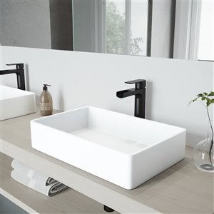 Lavabo de salle de bains blanc mat Magnolia de VIGO, robinet noir, 21,25 po