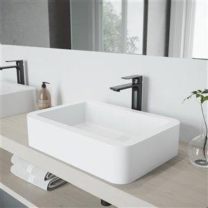 Lavabo de salle de bains blanc Petunia de VIGO, robinet noir mat, 22,75 po