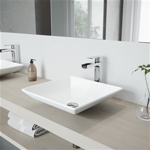 Lavabo de salle de bains blanc mat Hibiscus de VIGO, robinet chromé, 16 po