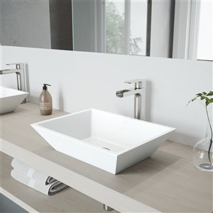 Lavabo de salle de bains Vinca de VIGO, robinet nickel brossé, 18 po