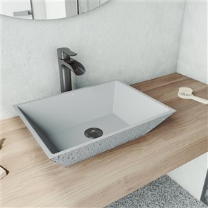 Lavabo de salle de bains gris cendré Calendula de VIGO, robinet noir graphite, 18 po