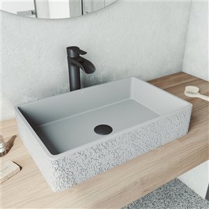 Lavabo de salle de bains gris cendré Dahlia de VIGO, robinet noir mat, 21,25 po