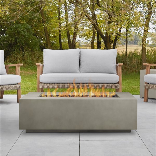 Foyer extérieur rectangulaire au gaz propane Aegean de Real Flame gris brume 50 000 BTU 32 po x 50 po