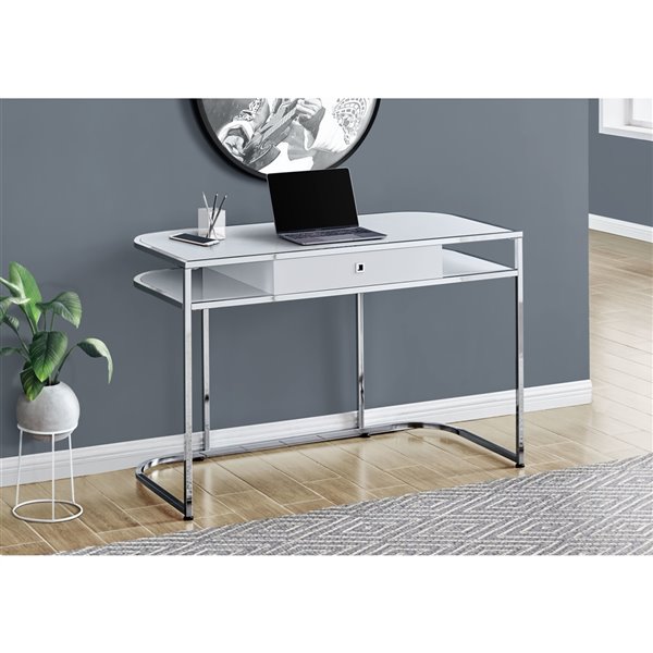 Bureau d'ordinateur en blanc lustré et métal chromé, 1 tiroir de rangement et 2 tablettes ouvertes, 48 po L