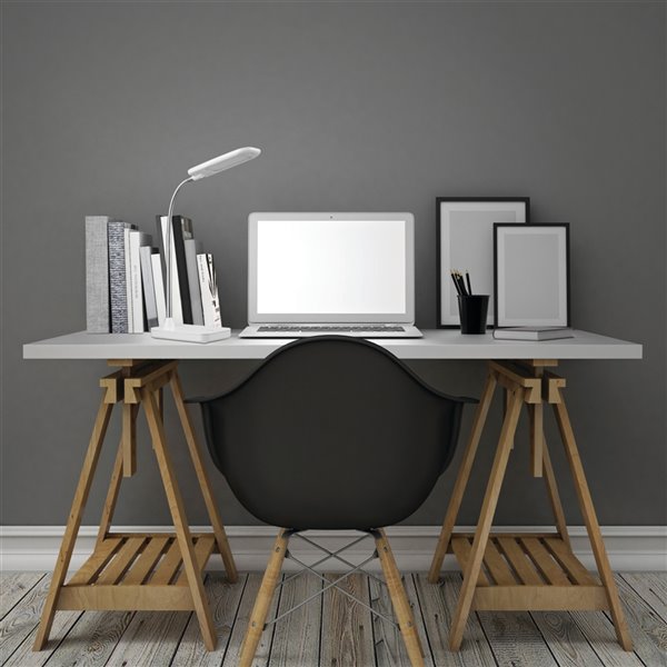 Lampe de bureau de Globe Electric à ampoule DEL intégrée, fini blanc et chrome