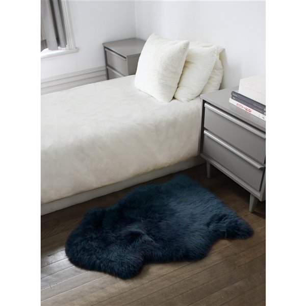 Tapis intérieur en peau de mouton fait à la main Milan Natural de Lifestyle, 2 po x 3 po, marine