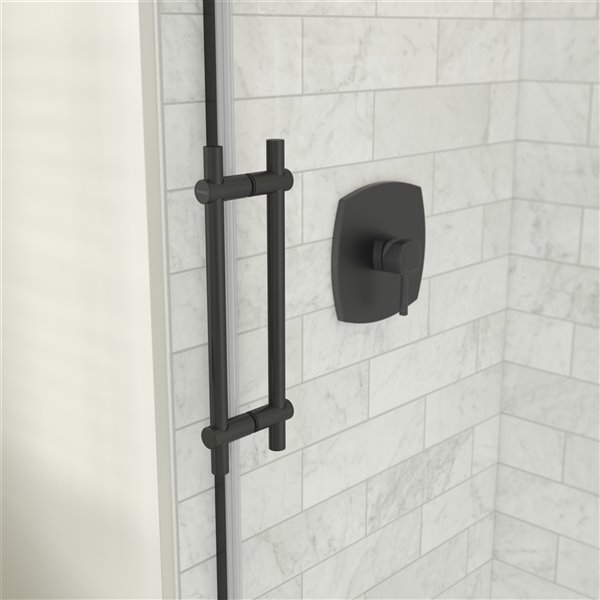 Porte de douche coulissante et base de douche Odyssey par MAAX noir mat de 32 po x 59,87 po avec drain à gauche