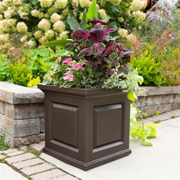 Mayne Nantucket 20-in Square Resin Planter - Espresso