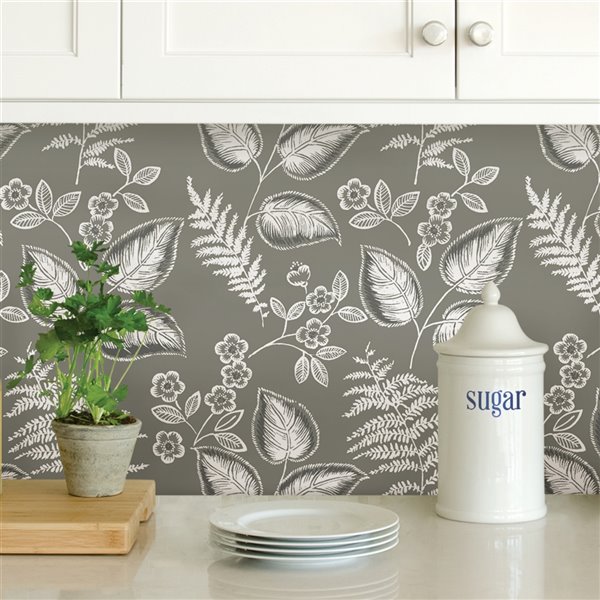 Papier peint Foliage Peel and Stick de NuWallpaper, gris