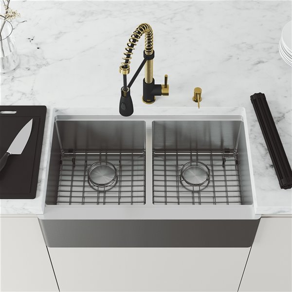 VIGO Oxford&nbsp;33&nbsp;W x&nbsp;21-in D&nbsp;2-Bowl Stainless Steel Farmhouse Apron-Front Kitchen Sink w/ Gold Faucet/Accessories