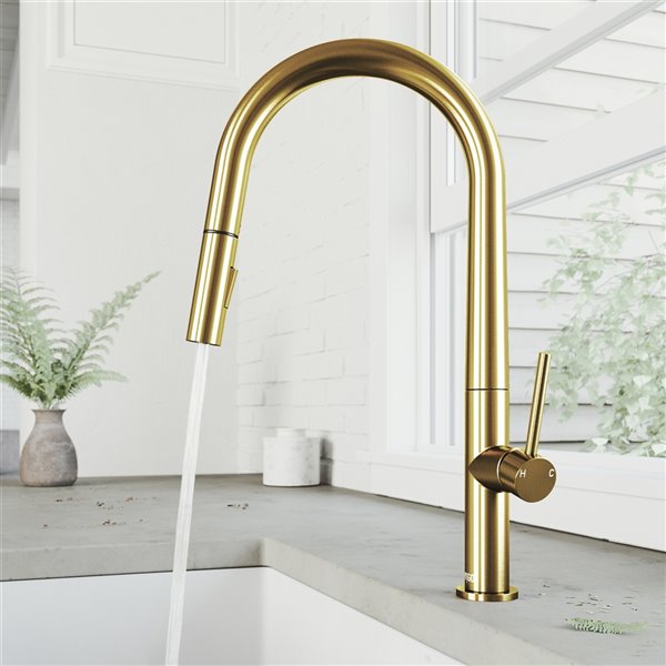 VIGO Greenwich&nbsp;18-in H Single Handle Pull-Down Sprayer Kitchen Faucet - Matte Brushed Gold