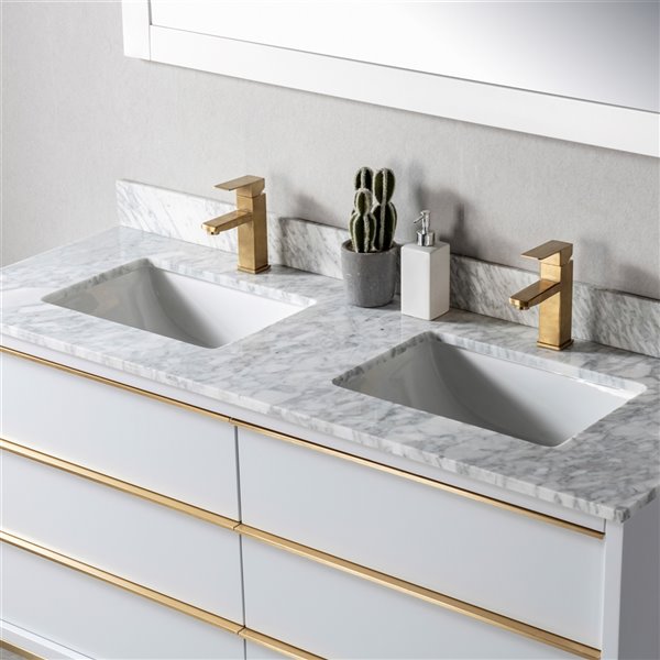 Meuble-lavabo double Amelie par Jade Bath gris doux et or brossé de 60 po avec comptoir en marbre de Carrare blanc