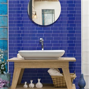 Carrelage mural en vinyle composite lustré Metro de Smart Tiles, 10 po x 11 po, bleu cobalt, boîte de 4