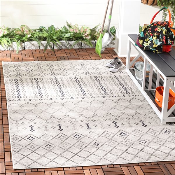 Safavieh Montage 4-ft x 6-ft Grey/Charcoal Rectangular Indoor/Outdoor Geometric Southwestern Area Rug