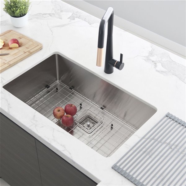 Stylish 30-in Single Bowl Stainless Steel Kitchen Sink with Square Strainer