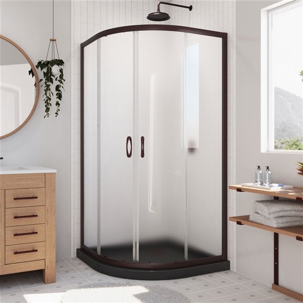 Salle de bains coin cabine simple avec douche en verre et portes