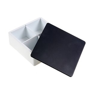 Boîte noire et blanche en bois de 8,25 po l. x 2,5 po h. x 8,25 po p. par IH Casadecor