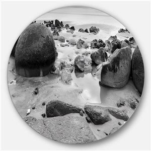 Designart 23-in x 23-in Moeraki Boulders Black n White Seashore Photo Circle Metal Art
