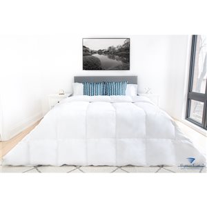 Douillette blanche en cotton avec duvet de canard par Highland Feather, très grand lit
