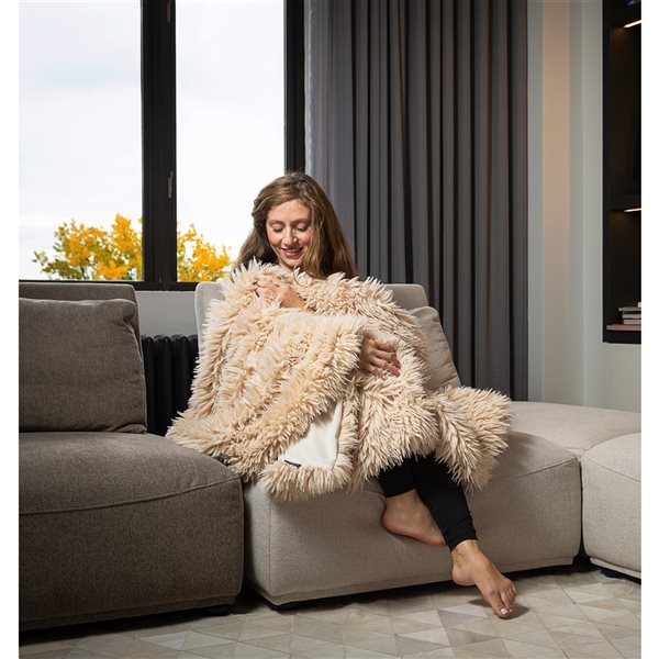 Jeté en polyester de 50 po x 60 po par Luxe Faux Fur, beige tibétain