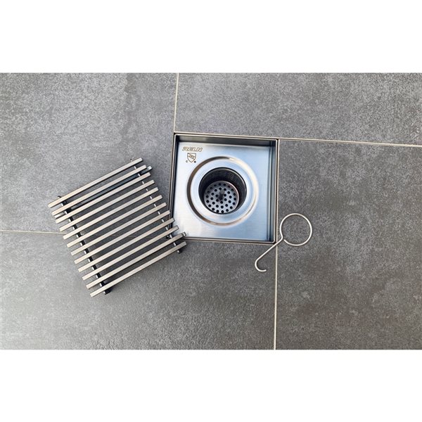 Drain de douche carré à fentes par Reln en acier inoxydable gris bronze de 6 po L.