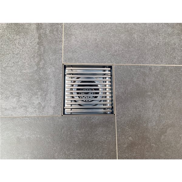 Drain de douche carré à fentes par Reln en acier inoxydable gris bronze de 6 po L.