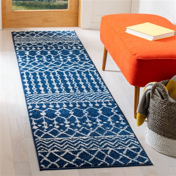 Tapis de passage rectangulaire et délavé Tulum Colfax par Safavieh de 2 pi x 9 pi de style bohème, bleu marine et ivoire