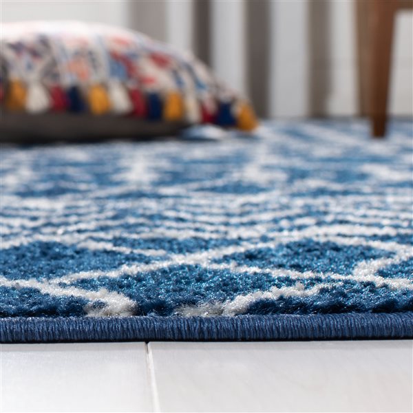 Tapis de passage rectangulaire et délavé Tulum Colfax par Safavieh de 2 pi x 9 pi de style bohème, bleu marine et ivoire