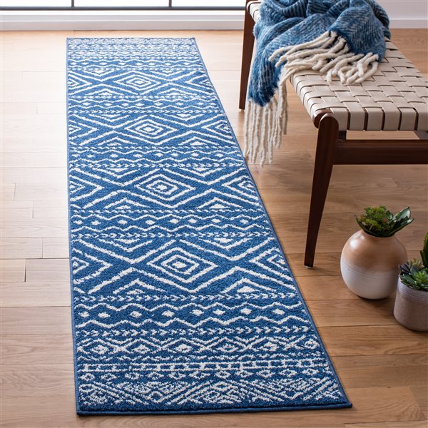 Tapis de passage rectangulaire et abstrait Tulum Logan par Safavieh de 2 pi x 9 pi de style bohème, bleu marine et ivoire