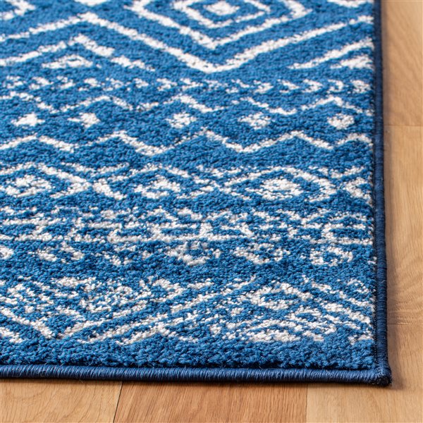 Tapis de passage rectangulaire et abstrait Tulum Logan par Safavieh de 2 pi x 9 pi de style bohème, bleu marine et ivoire