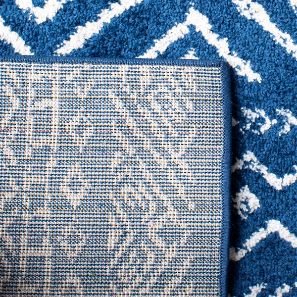 Tapis de passage rectangulaire et abstrait Tulum Logan par Safavieh de 2 pi x 9 pi de style bohème, bleu marine et ivoire