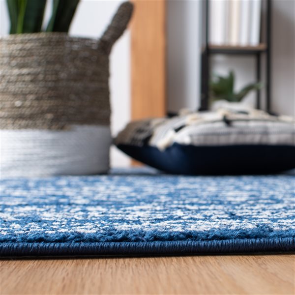 Tapis de passage rectangulaire et abstrait Tulum Logan par Safavieh de 2 pi x 9 pi de style bohème, bleu marine et ivoire