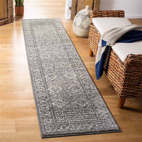 Tapis de passage rectangulaire et abstrait Tulum Virden par Safavieh de 2 pi x 9 pi de style bohème, gris foncé et ivoire