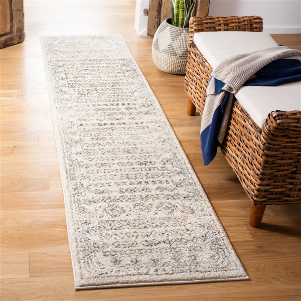 Tapis de passage d'intérieur rectangulaire et délavé Tulum Otero par Safavieh de 2 pi x 5 pi de style bohème, ivoire et gris