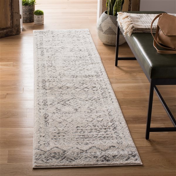 Tapis de passage d'intérieur rectangulaire et délavé Tulum Grady par Safavieh de 2 pi x 5 pi de style bohème, ivoire et gris