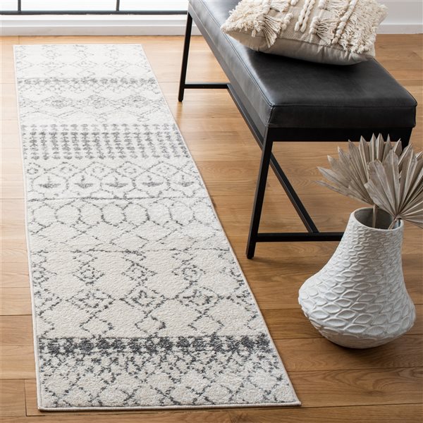 Tapis de passage rectangulaire et abstrait Tulum Artesia par Safavieh de 2 pi x 8 pi de style marocain, ivoire et gris